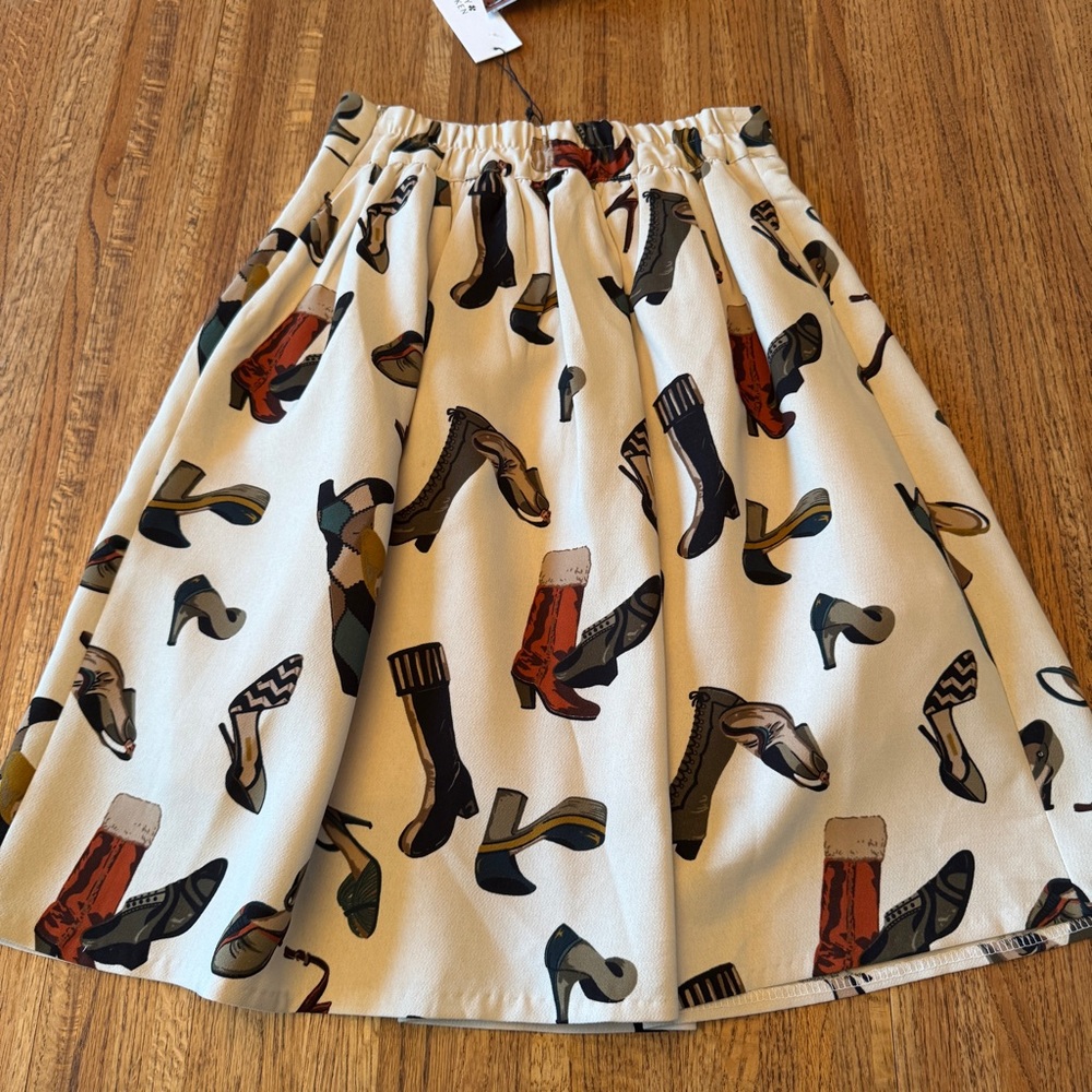 NWT Molly Bracken Shoe Print Pleated Skirt Beige Size XS/S - Picture 8 of 14